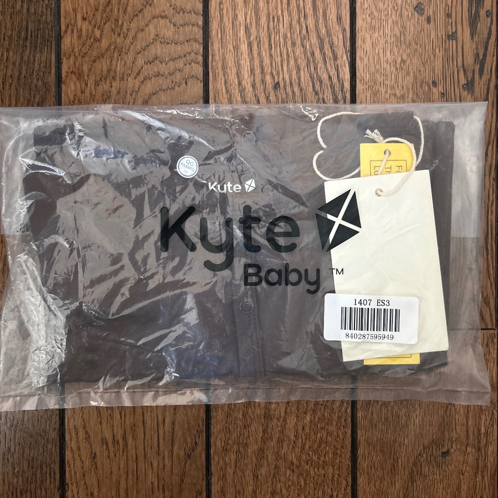 Kyte Baby NWT espresso bamboo snap romper, 6-12 months